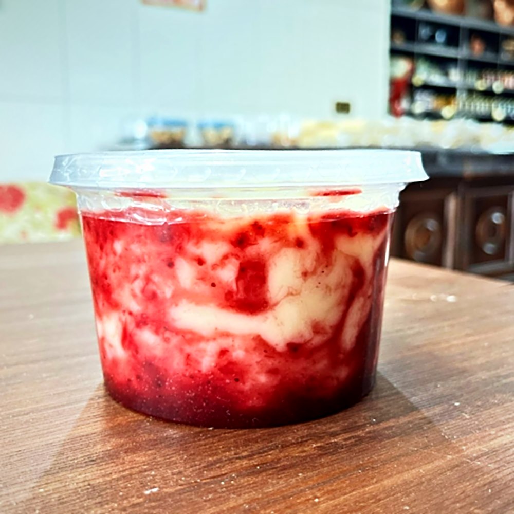 Pote de cocada cremosa com morango