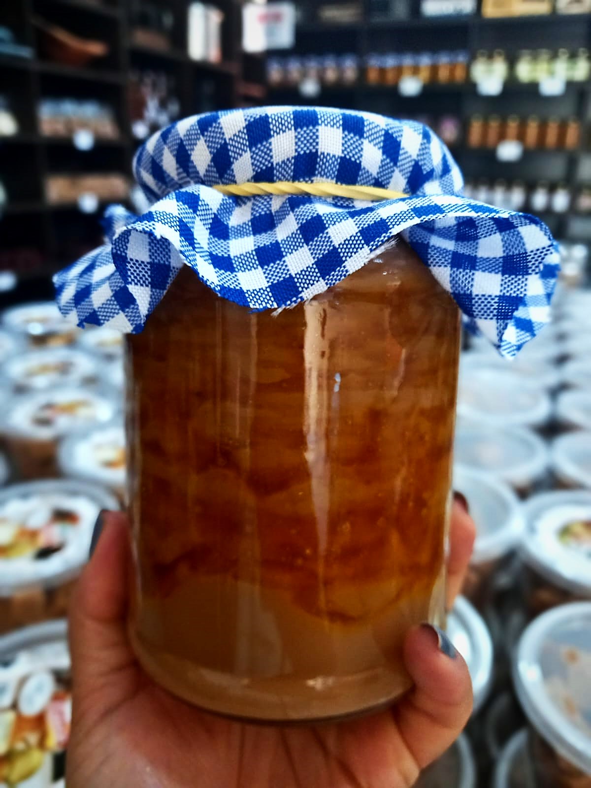 Vidro de doce de leite com abacaxi com tampa de tecido xadrez azul