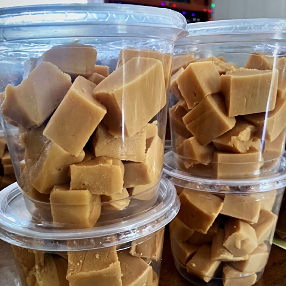 Potes empilhados com cubos de doce de leite em tablete