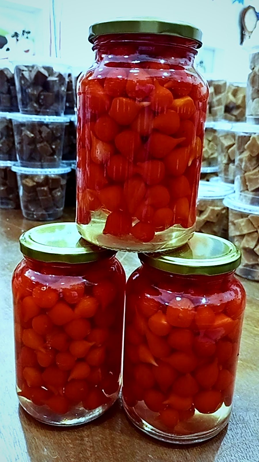 Vidros de pimenta biquinho vermelha em conserva